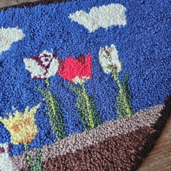 Vintage handmade rug, flower garden cottagecore half circle floor rug - Picture 7 of 13